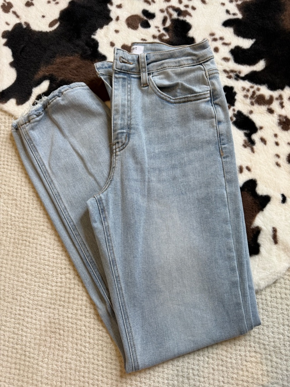 Light Wash Low-Rise Jeans by Lovervet